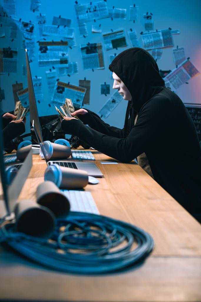 vue latérale du pirate dans le compte de masque argent volé sur son lieu de travail
 - Photo, image