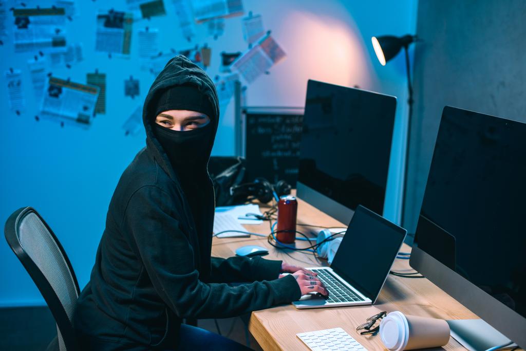 İşyerinde kötü amaçlı yazılım geliştirme maskeli kadın hacker - Fotoğraf, Görsel
