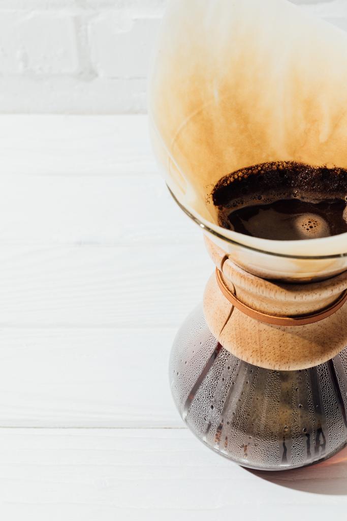Βολή closeup εναλλακτική καφέ σε chemex με κωνικό φίλτρο - Φωτογραφία, εικόνα