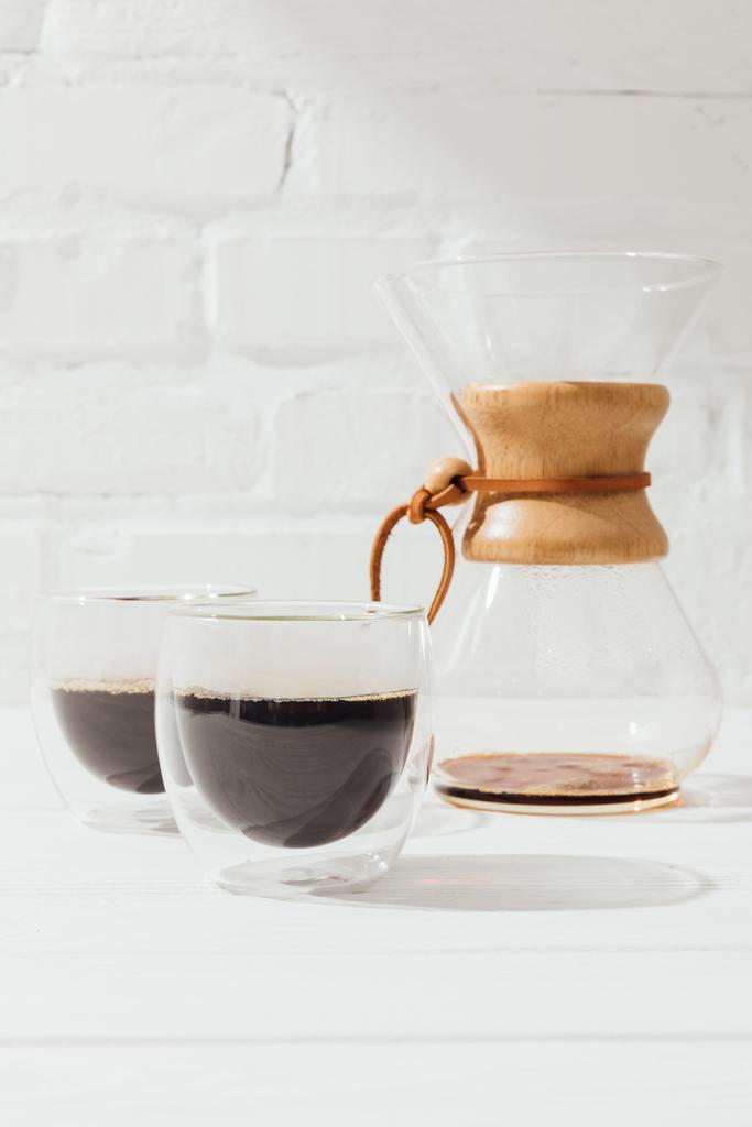Nahaufnahme von alternativem Kaffee in Glasbechern und Chemex - Foto, Bild