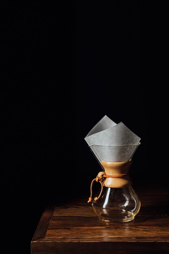 Café alternatif en chemex avec cône filtrant sur table en bois
  - Photo, image