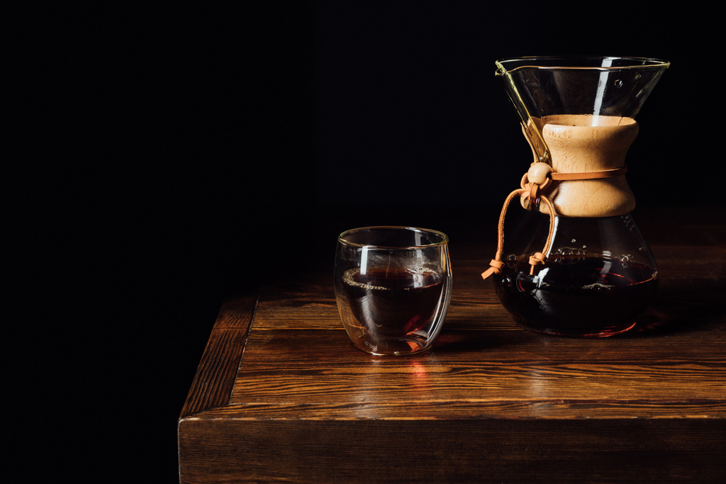 木製のテーブルの chemex とガラスのマグカップで代替コーヒー   - 写真・画像