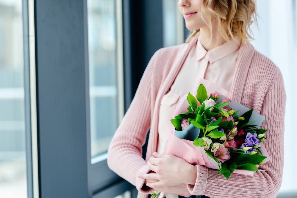 обрізаний знімок жінки з букетом квітів в руках, концепція Дня матері
 - Фото, зображення