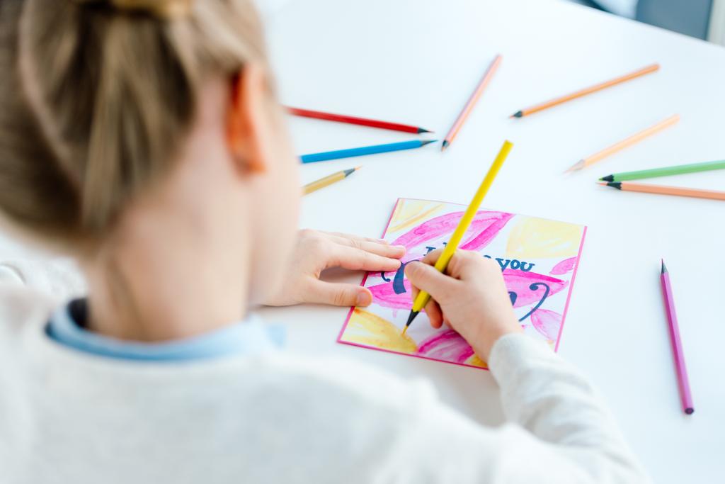 Selektywny fokus dziecko rysunek pozdrowienie pocztówka dla matki z kolorowe ołówki przy stole, matki dzień wakacje koncepcji  - Zdjęcie, obraz