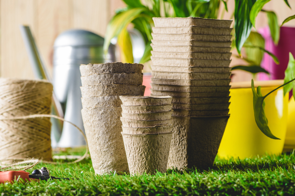 芝生の上の別の植木鉢のスタックのクローズ アップ ショット - 写真・画像