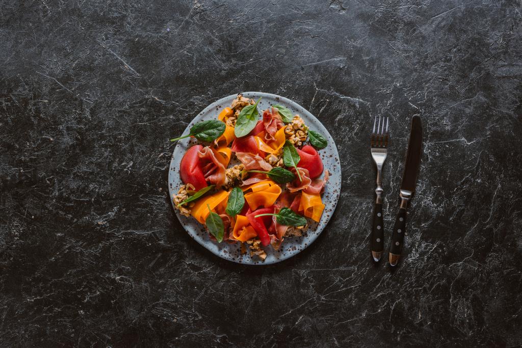 ylhäältä gourmet-salaatti simpukoilla, vihanneksilla ja jamonilla mustalla marmoripinnalla
  - Valokuva, kuva