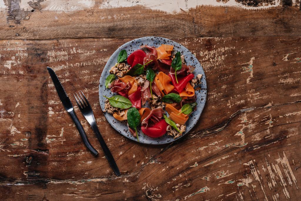 vista dall'alto di deliziosa insalata con cozze, verdure e marmellata sul piatto
 - Foto, immagini