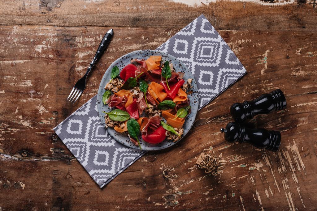 vista superior de la ensalada gourmet fresca con mejillones, verduras y jamón
 - Foto, Imagen