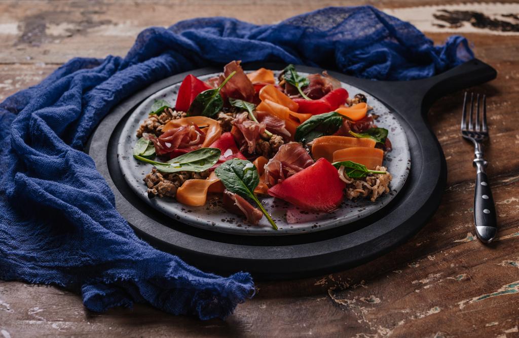 Nahaufnahme von frischem Gourmetsalat mit Miesmuscheln, Gemüse und Marmelade auf Holztisch - Foto, Bild