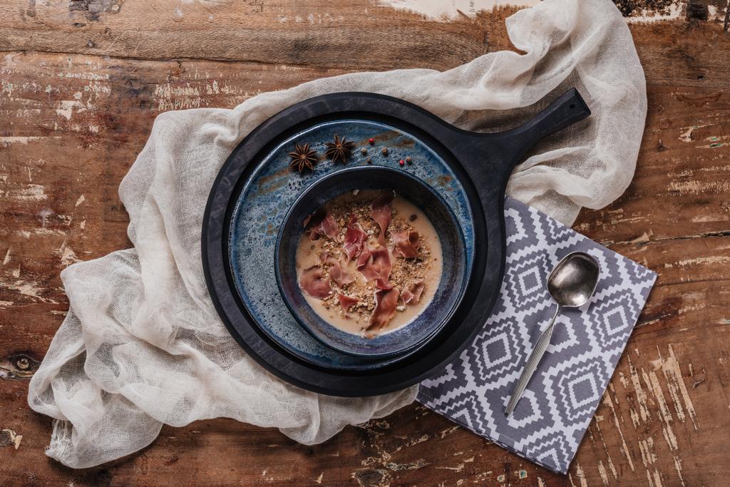 jamon ve patates kızartması ile lezzetli krem çorbası Üstten Görünüm - Fotoğraf, Görsel