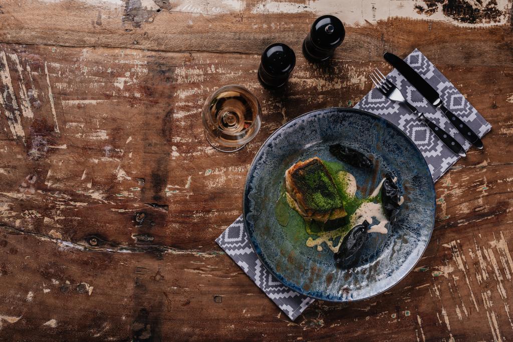 pohled shora gurmánské smažené candáta a sklenku vína na dřevěný stůl - Fotografie, Obrázek