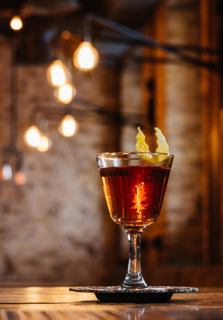 vue rapprochée du cocktail sazerac alcoolisé en verre sur table en bois
 - Photo, image