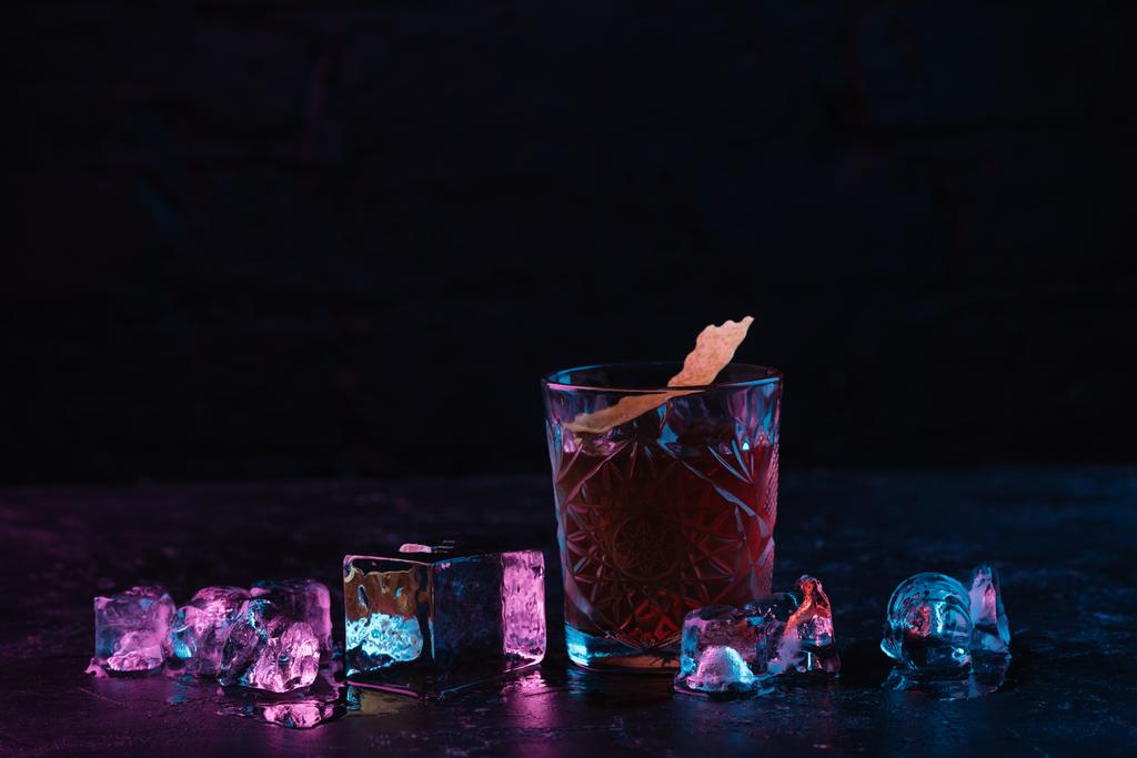 vue rapprochée du verre avec délicieux cocktail boulevardier alcoolisé et glaçons
  - Photo, image