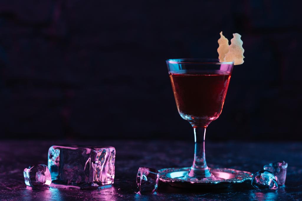Detailní pohled skla s alkoholem sazerac koktejl - Fotografie, Obrázek