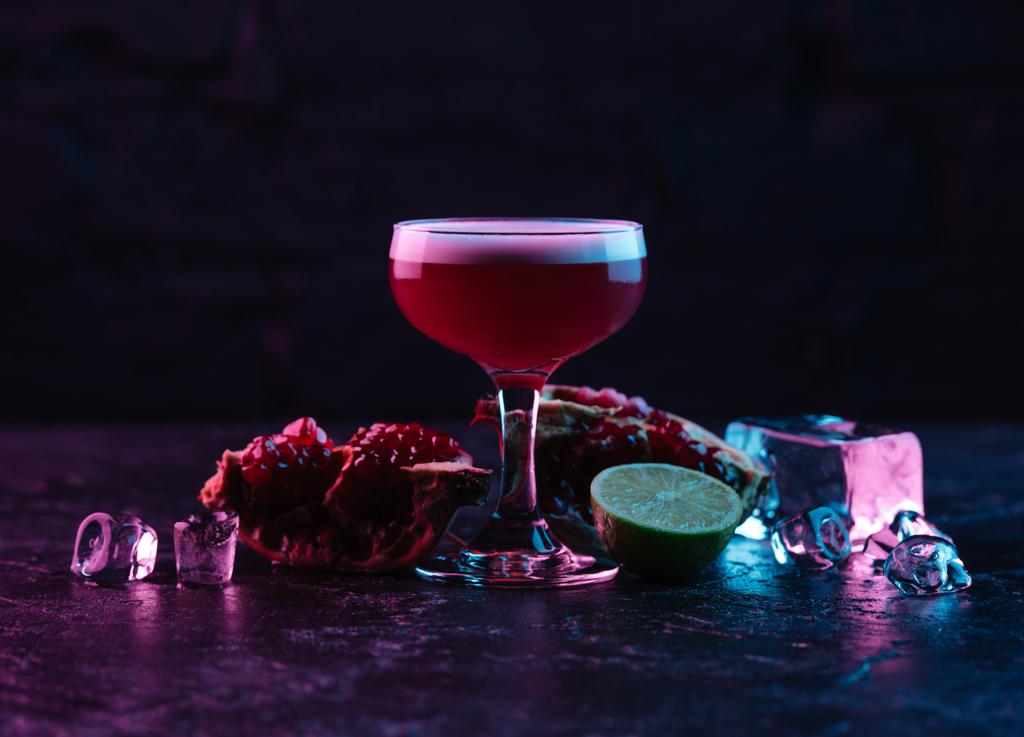 Nahaufnahme von Glas mit köstlichem Conchita-Cocktail und Zutaten auf dunkler Oberfläche  - Foto, Bild