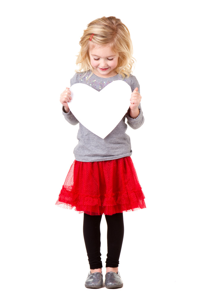 küçük kız holding kalp - Fotoğraf, Görsel