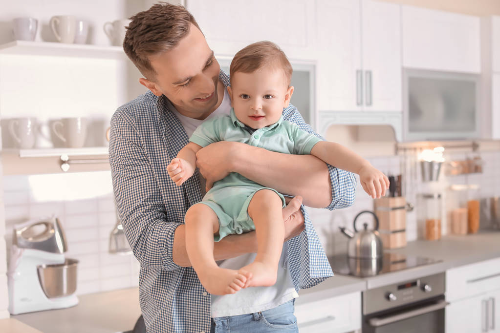 Jeune père avec son mignon petit fils dans la cuisine
 - Photo, image
