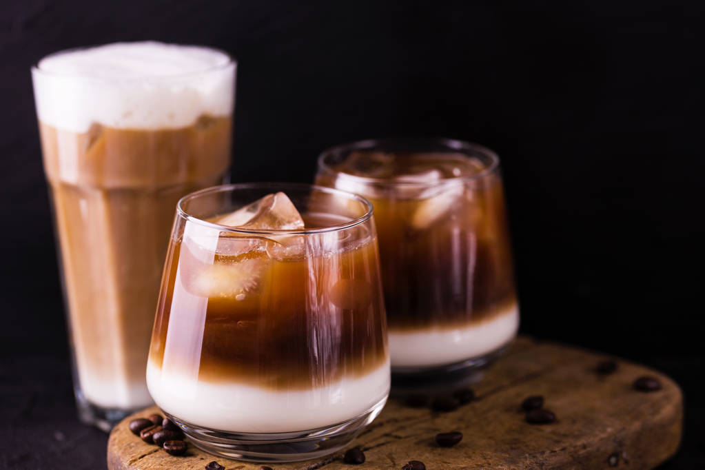 Ledovou kávu do sklenice s mlékem. Černé pozadí - Fotografie, Obrázek