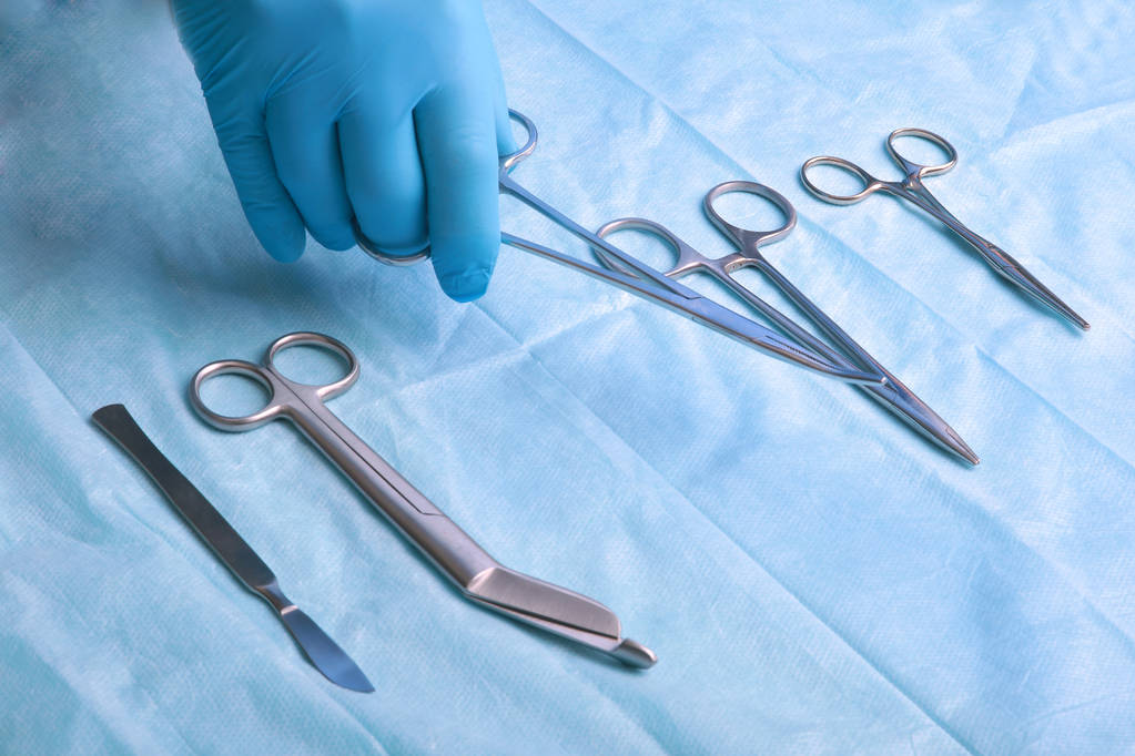 Λεπτομέρειες πυροβολισμό αποστειρωμένο χειρουργικά εργαλεία με το ένα χέρι, αρπάζοντας ένα εργαλείο , - Φωτογραφία, εικόνα