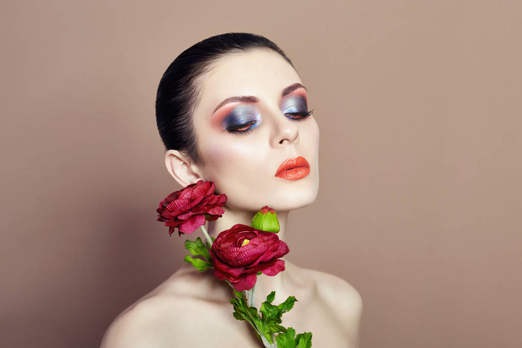 Крупные цветы женщина макияж лица, искусство моды цветы девушка, природа
 - Фото, изображение