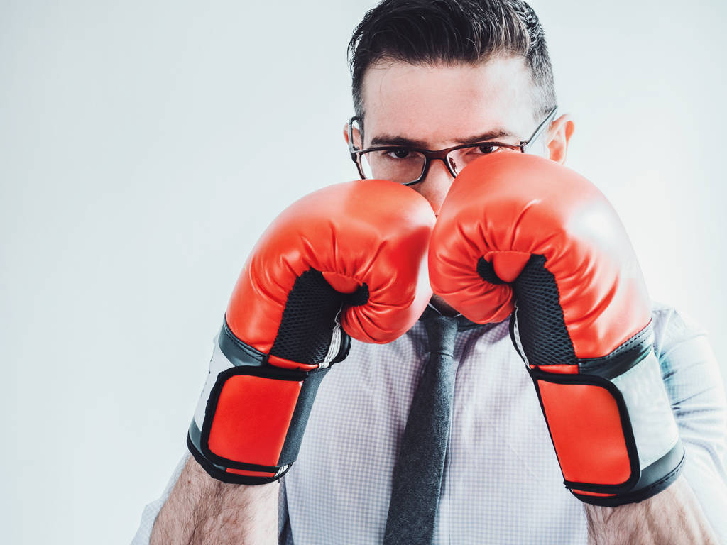 Бизнесмен и красные боксерские перчатки
 - Фото, изображение
