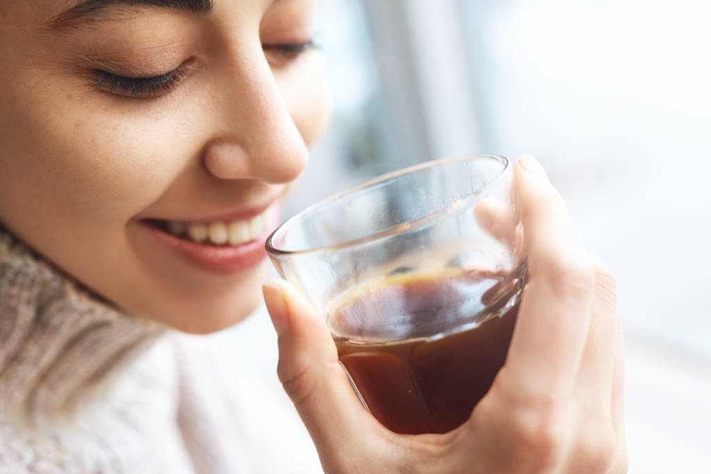 mladá žena pije kávu v kavárně - Fotografie, Obrázek