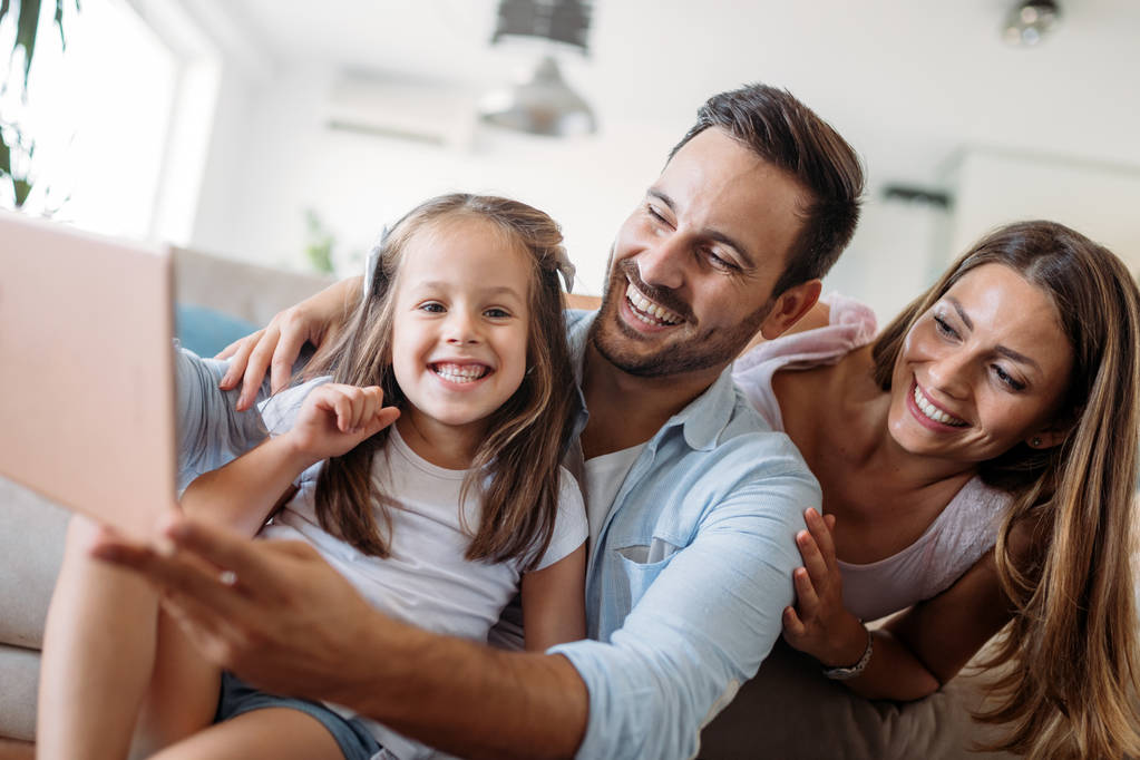 Šťastná rodina baví čas spolu doma - Fotografie, Obrázek