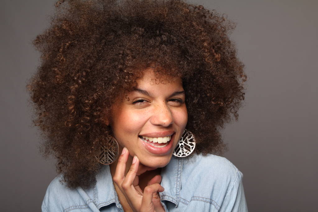 Mükemmel güzel afro kadın - Fotoğraf, Görsel