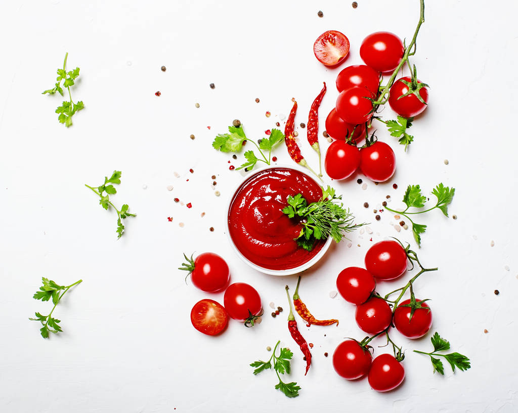 Tomaatti ketsuppi kastike mausteet ja yrtit kirsikkatomaatit kulhoon valkoinen ruoka tausta, ylhäältä
 - Valokuva, kuva