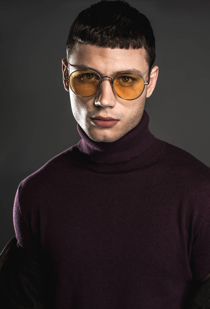 Спокійний чоловік з модними сонцезахисними окулярами
 - Фото, зображення