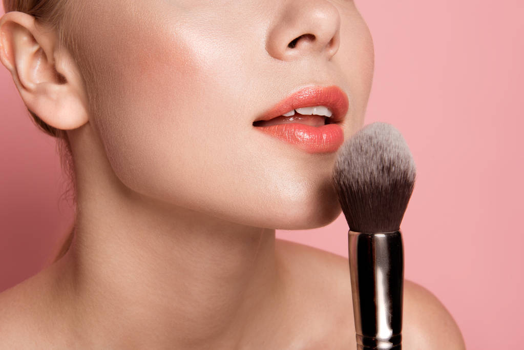 Vrouwelijke lippen en rouge penseel - Foto, afbeelding