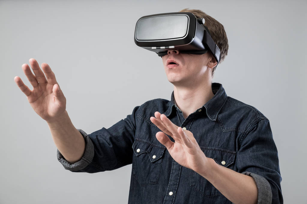 El hombre en realidad virtual - Foto, imagen