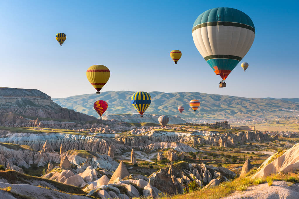 Mongolfiere che sorvolano la Cappadocia, Turchia - Foto, immagini