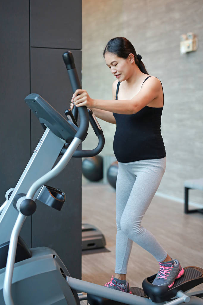 Kobieta w ciąży, ćwiczenia w hali sportowej - Zdjęcie, obraz