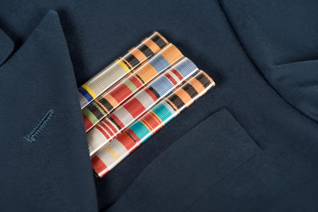 close-up tiro de medalhas na jaqueta azul marinho, conceito dia da vitória
  - Foto, Imagem