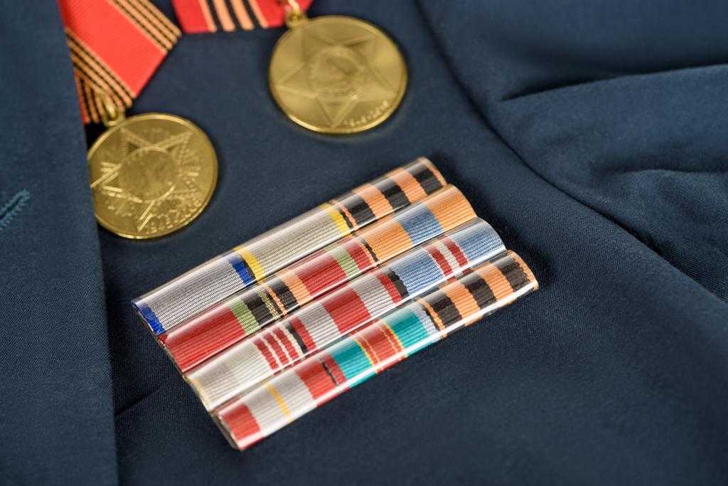 primer plano de diferentes medallas en chaqueta azul marino, concepto del día de la victoria
  - Foto, imagen