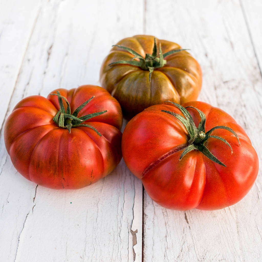 Iso punainen tuoreita tomaatteja puinen pöytä maalaismainen tyyli
 - Valokuva, kuva