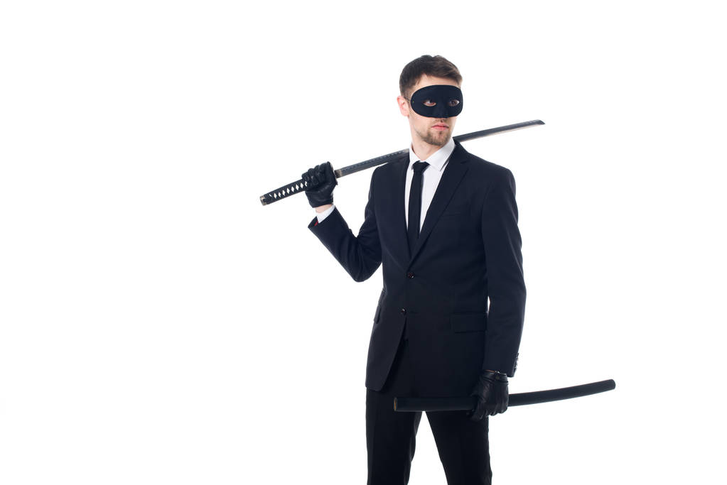 agente espía en máscara y guantes con katana mirando hacia otro lado aislado en blanco
 - Foto, Imagen