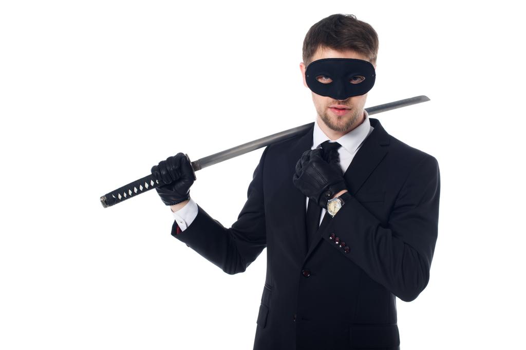 πορτρέτο του spy πράκτορας στην μάσκα και γάντια με katana απομονωθεί σε λευκό - Φωτογραφία, εικόνα