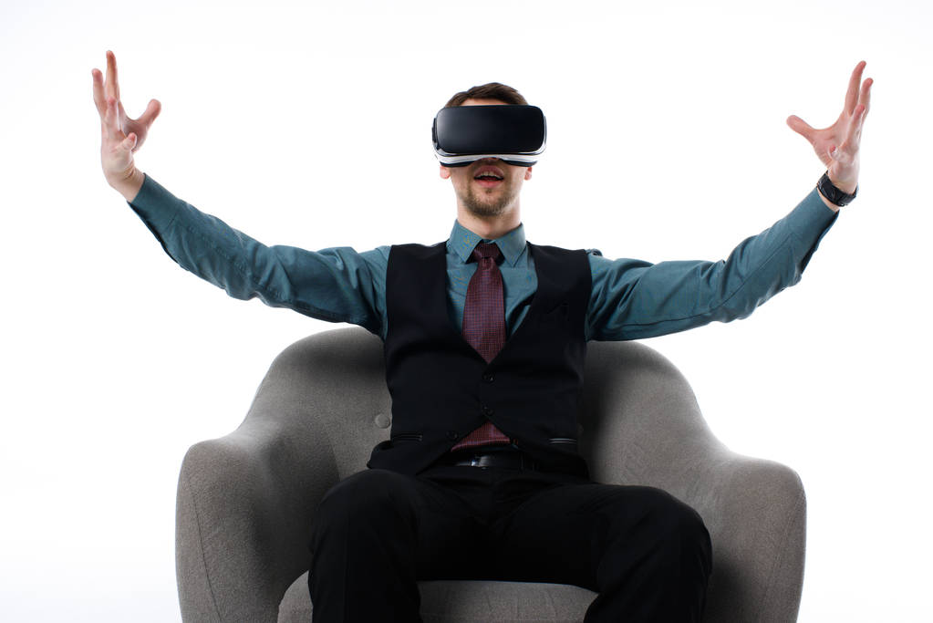 retrato de agente en casco de realidad virtual sentado en sillón aislado en blanco
 - Foto, Imagen