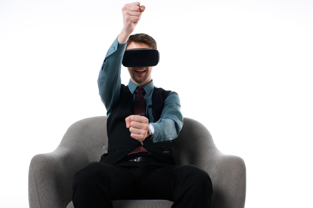 retrato de agente en casco de realidad virtual sentado en sillón aislado en blanco
 - Foto, imagen