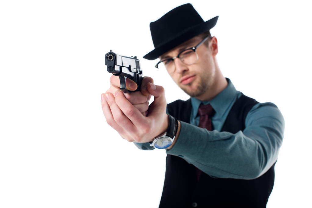 帽子と眼鏡白で隔離の銃を持つスパイ エージェントの肖像画 ロイヤリティフリー写真 画像素材