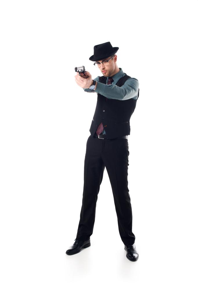 μοντέρνος κατάσκοπος παράγοντα σε καπέλο και γυαλιά με όπλο που απομονώνονται σε λευκό - Φωτογραφία, εικόνα