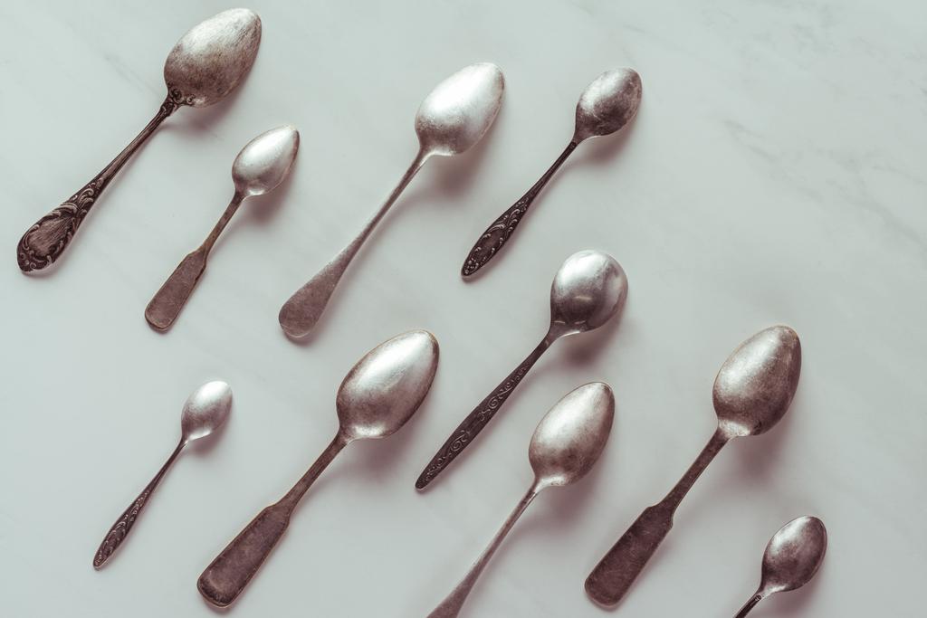 Vari cucchiai vintage su tavolo bianco
 - Foto, immagini