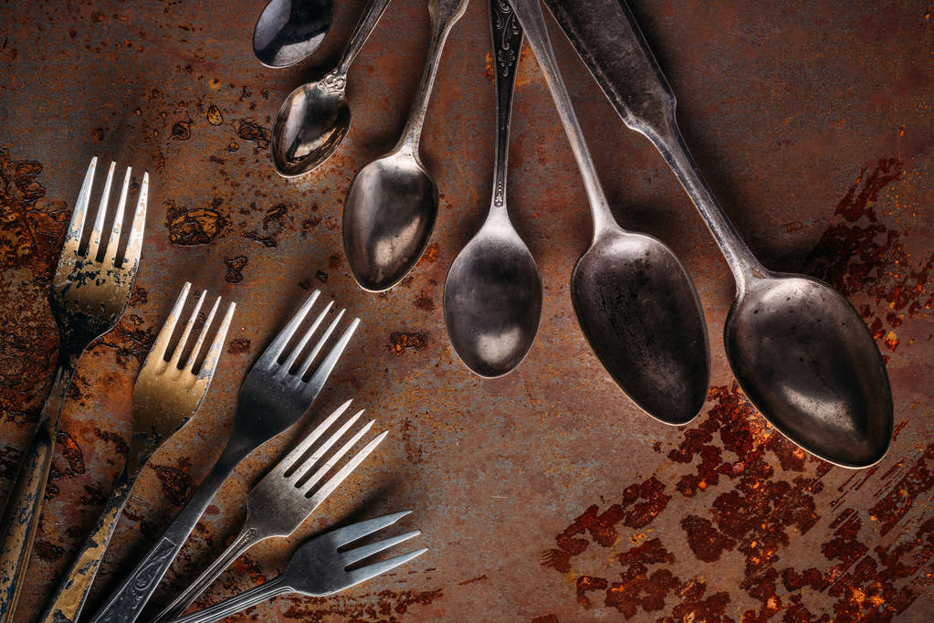 Cuillères et fourchettes vintage sur table rouillée
 - Photo, image