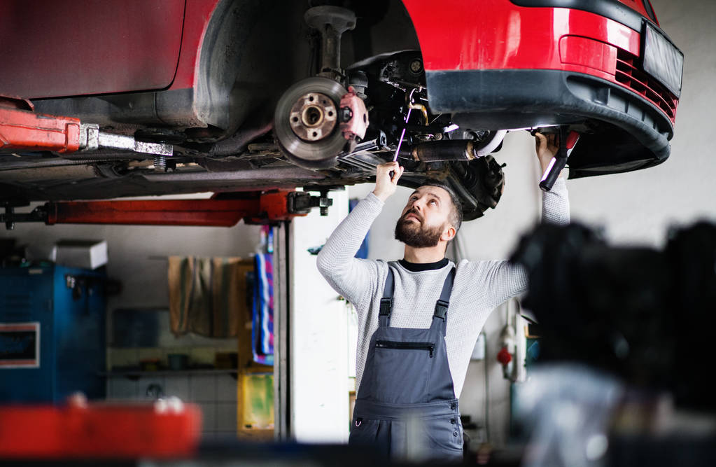 Automechaniker repariert Auto in Garage. - Foto, Bild