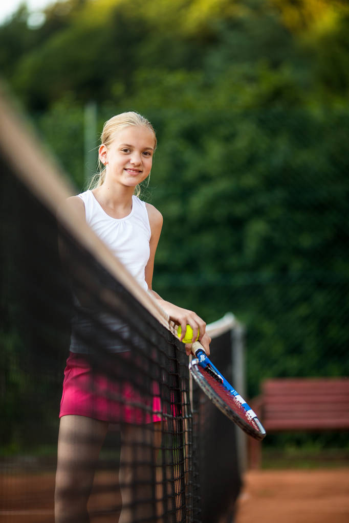 Mladá, dospívající tenista na kurtu - Fotografie, Obrázek
