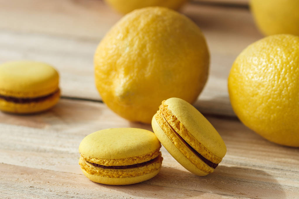 Sárga francia macarons a citrom, a fa táblák - Fotó, kép