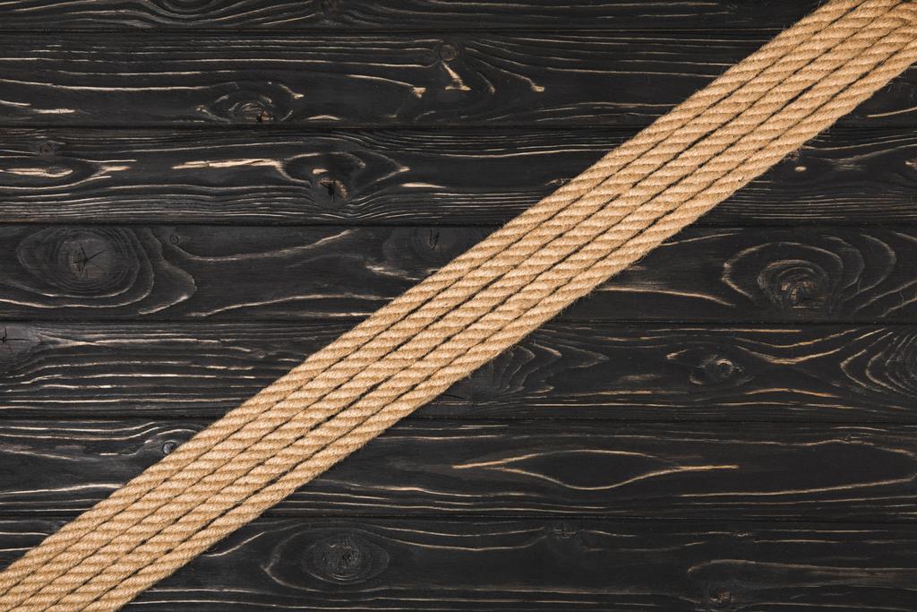 Widok z góry brązowy Liny żeglarskie umieszczone w rzędzie na powierzchni drewnianych - Zdjęcie, obraz