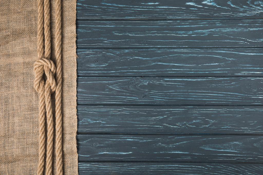 Widok z góry wiązane brązowy Liny żeglarskie na worze na powierzchni drewnianych - Zdjęcie, obraz